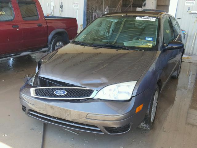 1FAHP31N37W278690 - 2007 FORD FOCUS ZX3 GRAY photo 2