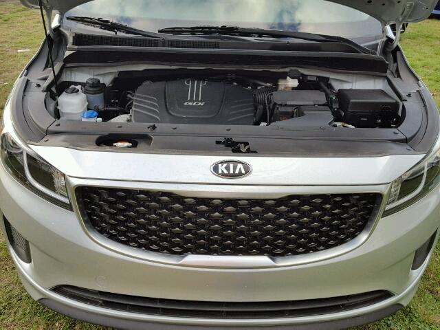 KNDMA5C12H6279556 - 2017 KIA SEDONA SILVER photo 7