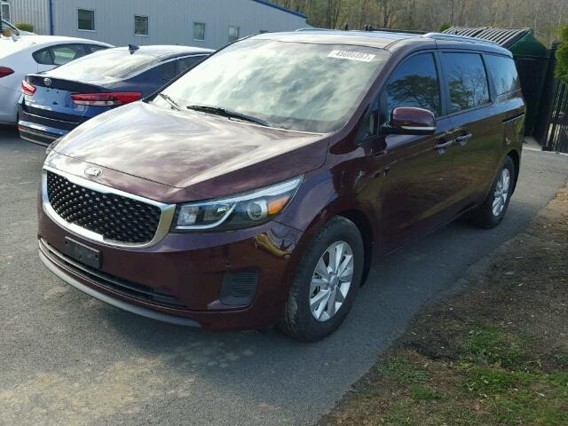 KNDMB5C10H6318268 - 2017 KIA SEDONA RED photo 2