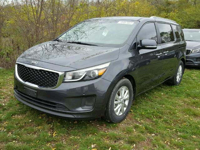 KNDMB5C17H6292588 - 2017 KIA SEDONA GRAY photo 2