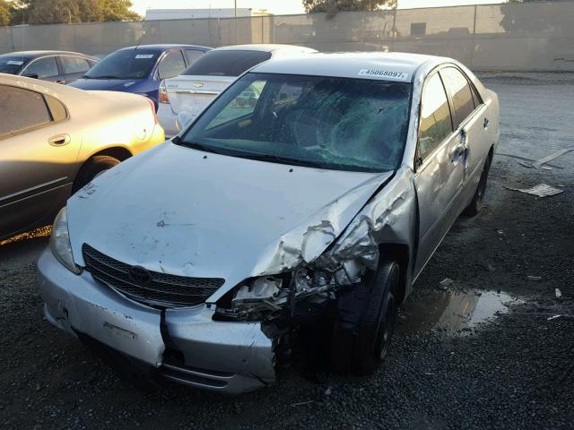 JTDBE32K320126429 - 2002 TOYOTA CAMRY LE SILVER photo 2