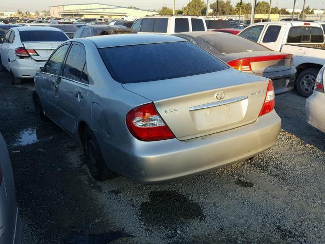 JTDBE32K320126429 - 2002 TOYOTA CAMRY LE 银色 照片 3