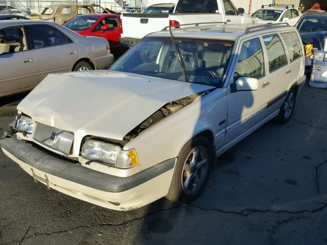 YV1LW5721T2253086 - 1996 VOLVO 850 WHITE photo 2