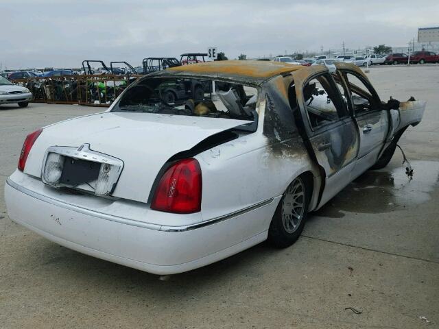 1LNHM82W2YY837333 - 2000 LINCOLN TOWN CAR S WHITE photo 4