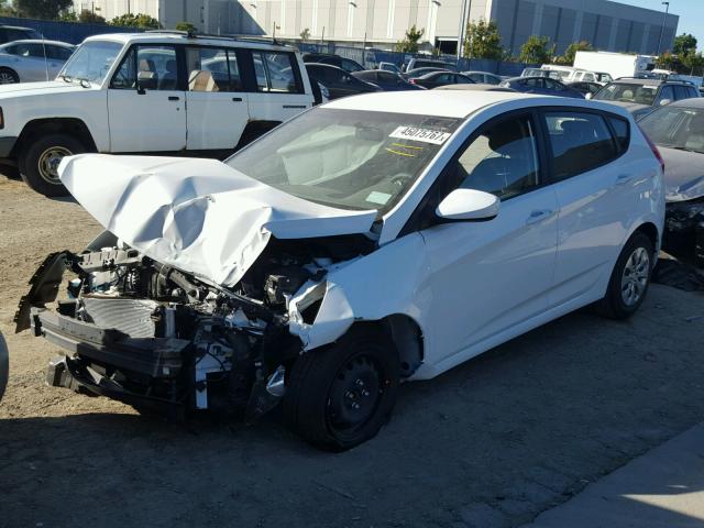 KMHCT5AE6HU348462 - 2017 HYUNDAI ACCENT SE WHITE photo 2