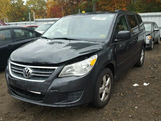 2V4RW3DG0BR717382 - 2011 VOLKSWAGEN ROUTAN SE GRAY photo 2