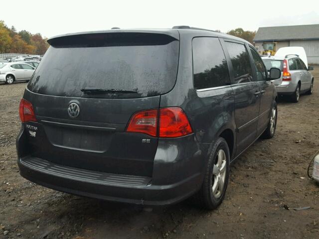 2V4RW3DG0BR717382 - 2011 VOLKSWAGEN ROUTAN SE GRAY photo 4