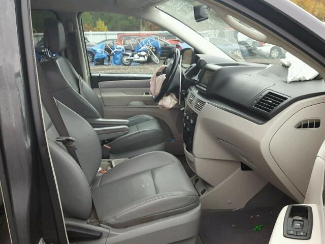 2V4RW3DG0BR717382 - 2011 VOLKSWAGEN ROUTAN SE GRAY photo 5