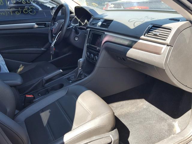 1VWDT7A38HC024290 - 2017 VOLKSWAGEN PASSAT R-L WHITE photo 5