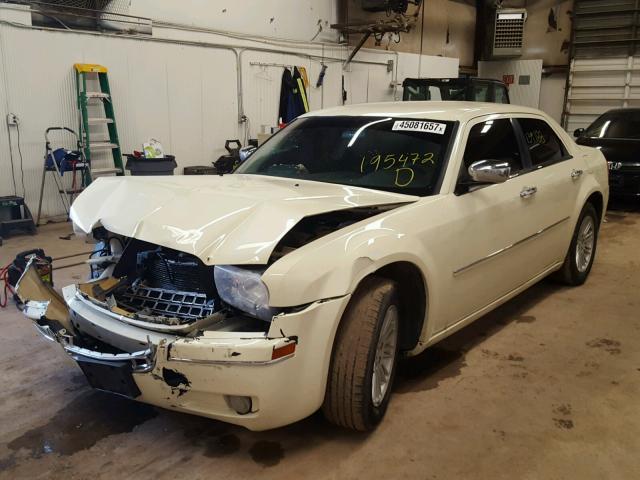 2C3CA4CD2AH195472 - 2010 CHRYSLER 300 TOURIN CREAM photo 2