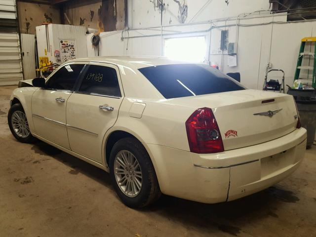 2C3CA4CD2AH195472 - 2010 CHRYSLER 300 TOURIN CREAM photo 3