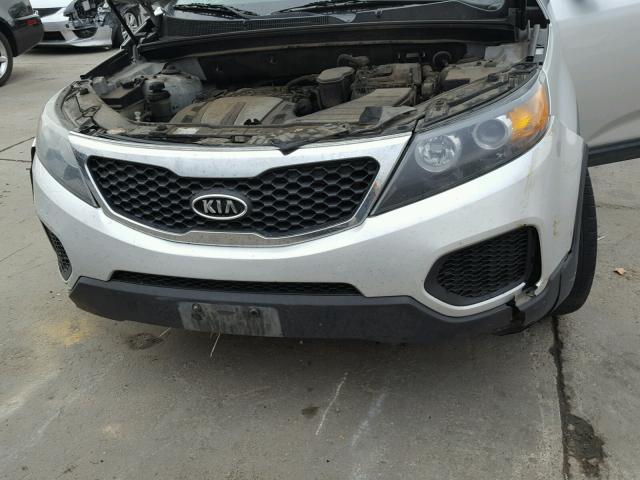 5XYKTDA29DG336303 - 2013 KIA SORENTO LX SILVER photo 7