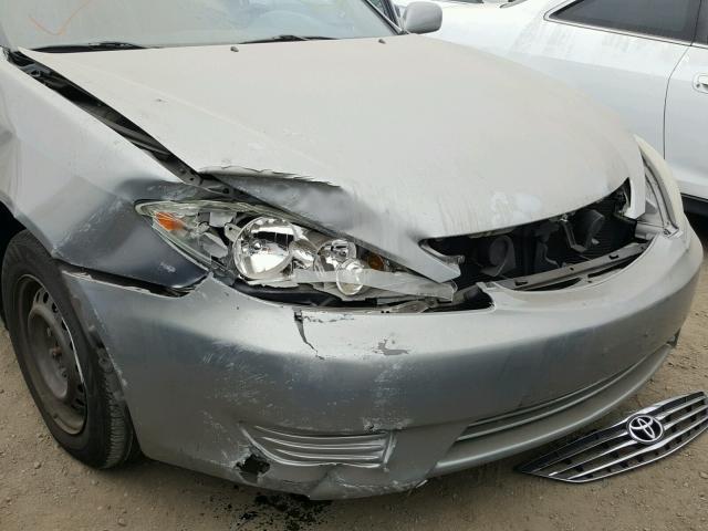 4T1BE32K65U611513 - 2005 TOYOTA CAMRY LE ნაცრისფერი ფოტო 9