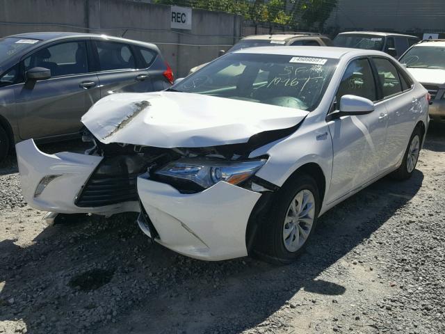 4T1BD1FK7FU157145 - 2015 TOYOTA CAMRY HYBR WHITE photo 2