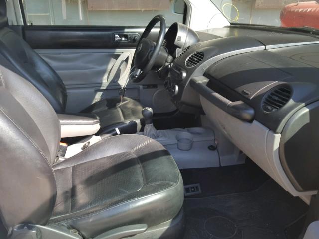 3VWCC21C8YM402430 - 2000 VOLKSWAGEN NEW BEETLE 白色 照片 5