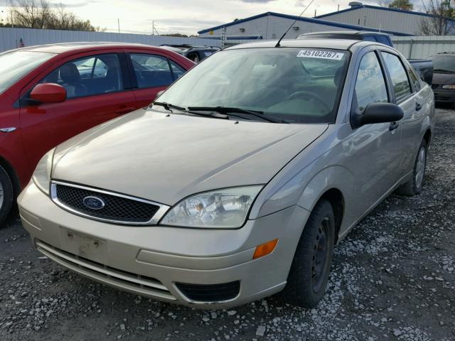 1FAHP34N36W116424 - 2006 FORD FOCUS ZX4 GOLD photo 2