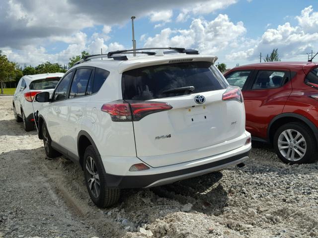 JTMWFREV3HD105024 - 2017 TOYOTA RAV4 XLE WHITE photo 3