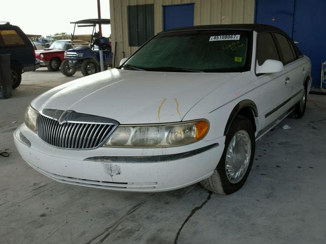 1LNFM97V5WY604704 - 1998 LINCOLN CONTINENTA WHITE photo 2