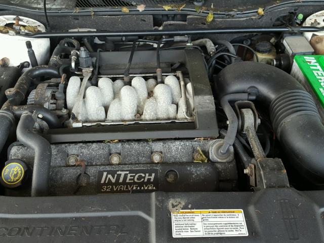 1LNFM97V5WY604704 - 1998 LINCOLN CONTINENTA WHITE photo 7