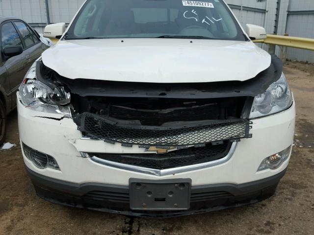 1GNKVGED8BJ292032 - 2011 CHEVROLET TRAVERSE WHITE photo 9