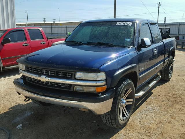 2GCEK19TX21127123 - 2002 CHEVROLET SILVERADO BLUE photo 2