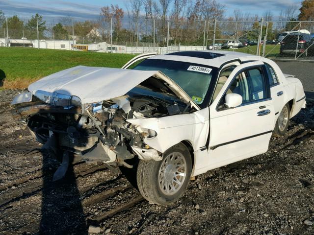 1LNHM82W51Y688826 - 2001 LINCOLN TOWN CAR S WHITE photo 2