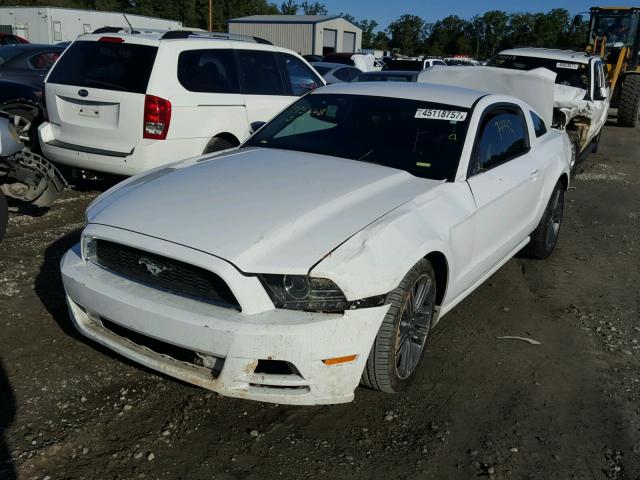 1ZVBP8AM7E5276719 - 2014 FORD MUSTANG WHITE photo 2