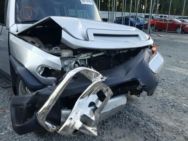 JTEZU11F270012886 - 2007 TOYOTA FJ CRUISER SILVER photo 9