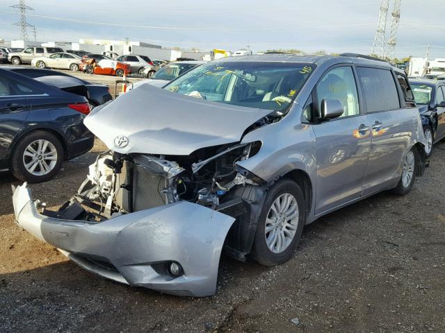 5TDYK3DC8DS329812 - 2013 TOYOTA SIENNA XLE SILVER photo 2