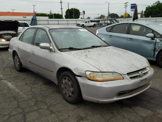 1HGCG5645WA215880 - 1998 HONDA ACCORD LX SILVER photo 1