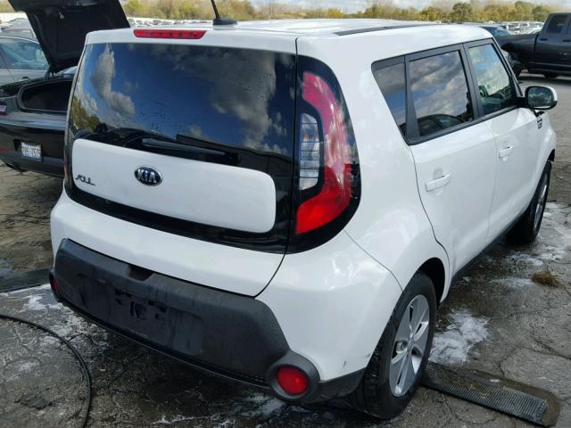 KNDJN2A28G7857170 - 2016 KIA SOUL WHITE photo 4