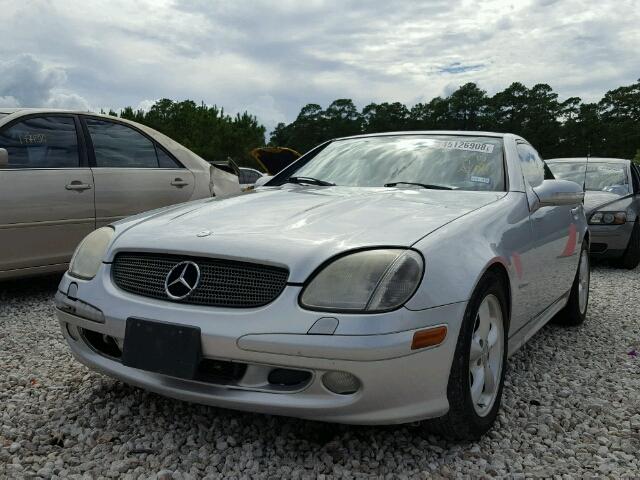 WDBKK65FX2F254929 - 2002 MERCEDES-BENZ SLK 320 SILVER photo 2