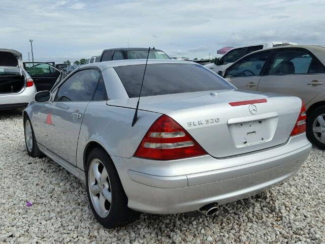 WDBKK65FX2F254929 - 2002 MERCEDES-BENZ SLK 320 SILVER photo 3