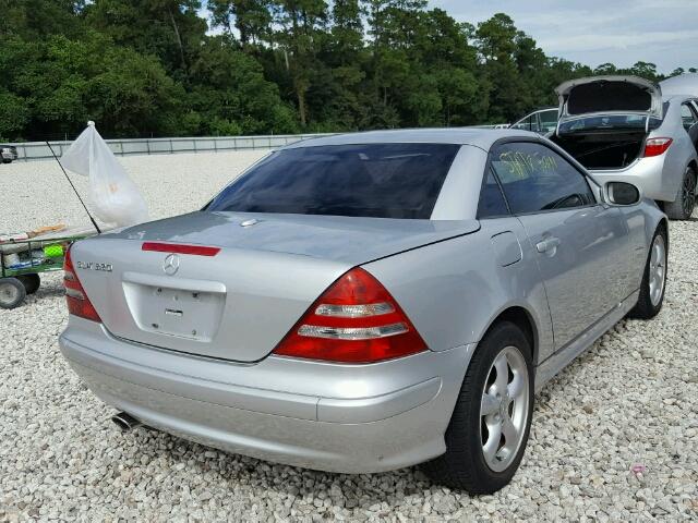 WDBKK65FX2F254929 - 2002 MERCEDES-BENZ SLK 320 SILVER photo 4