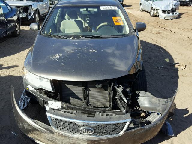 KNAFU4A25B5355352 - 2011 KIA FORTE EX BROWN photo 9