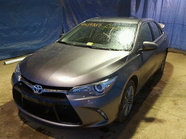 4T1BF1FK1HU455025 - 2017 TOYOTA CAMRY GRAY photo 2