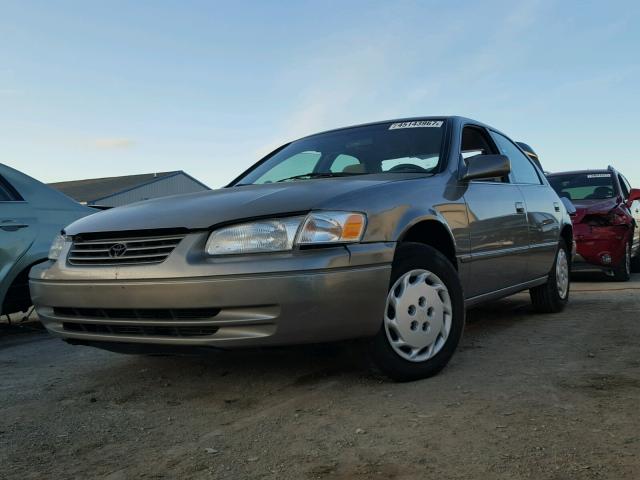 4T1BG22KXVU006821 - 1997 TOYOTA CAMRY GOLD photo 2