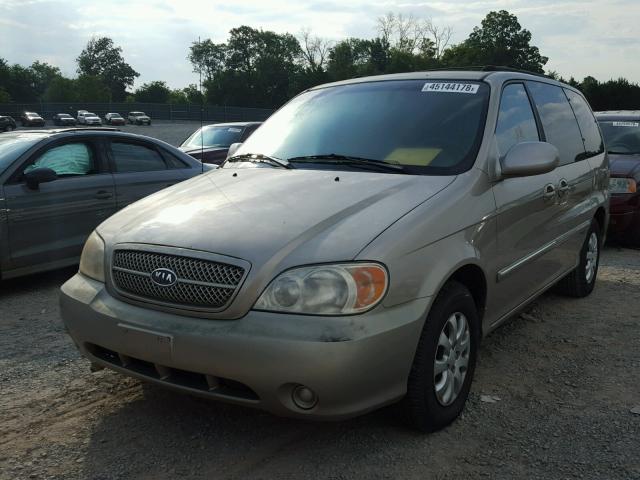 KNDUP132556730992 - 2005 KIA SEDONA EX TAN photo 2