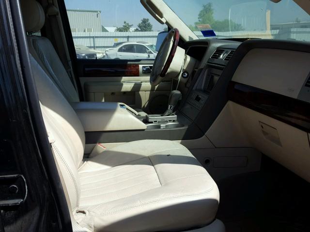 5LMFU28R64LJ17155 - 2004 LINCOLN NAVIGATOR შავი ფოტო 5