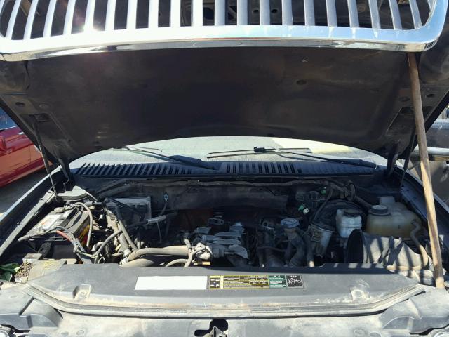 5LMFU28R64LJ17155 - 2004 LINCOLN NAVIGATOR შავი ფოტო 7