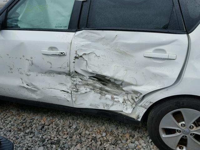 KNDJN2A29F7236180 - 2015 KIA SOUL WHITE photo 10