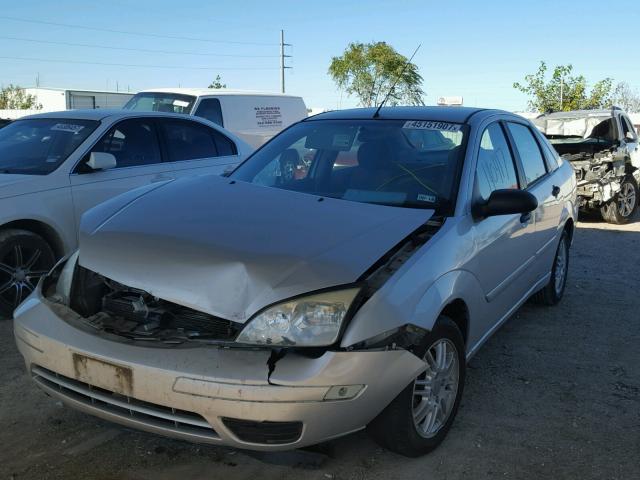 1FAFP34N35W289057 - 2005 FORD FOCUS ZX4 SILVER photo 2