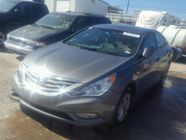 5NPEB4AC2DH602617 - 2013 HYUNDAI SONATA GRAY photo 2