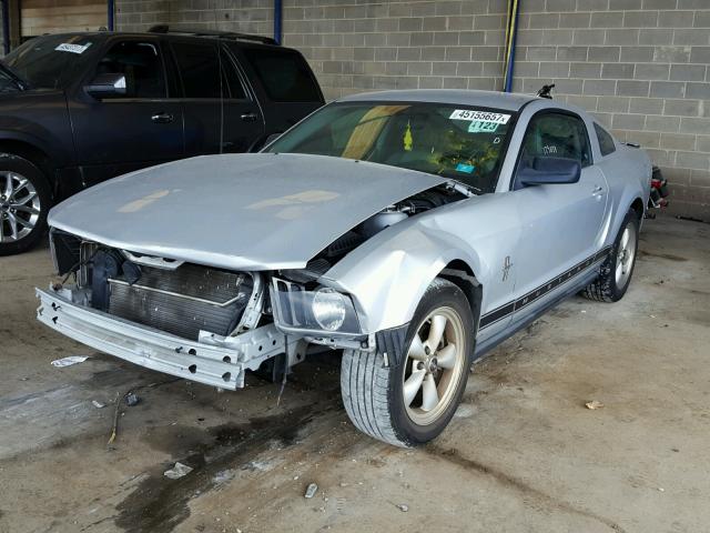 1ZVFT80N175338710 - 2007 FORD MUSTANG SILVER photo 2