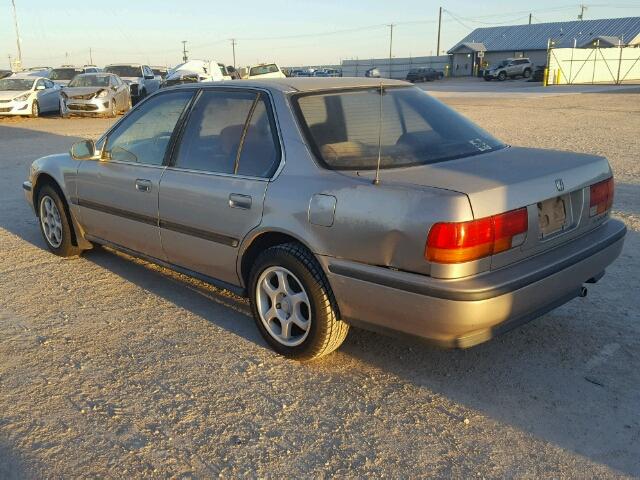 1HGCB7657PA103943 - 1993 HONDA ACCORD LX TAN photo 3