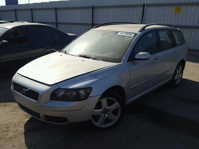 YV1MW682352065262 - 2005 VOLVO V50 T5 SILVER photo 2