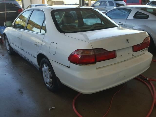 1HGCG5648YA079652 - 2000 HONDA ACCORD WHITE photo 3