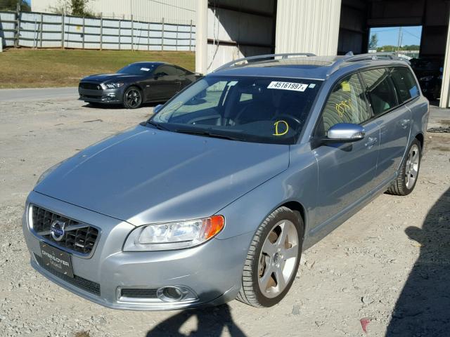 YV1982BW4A1121844 - 2010 VOLVO V70 SILVER photo 2