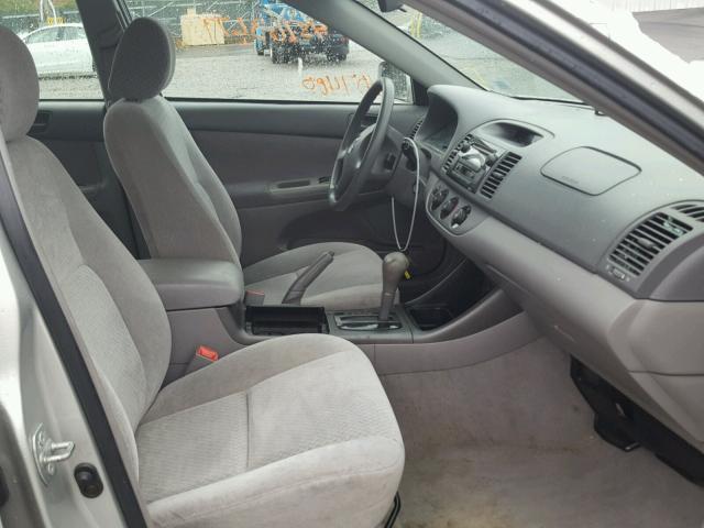 4T1BE32K64U868847 - 2004 TOYOTA CAMRY LE 银色 照片 5