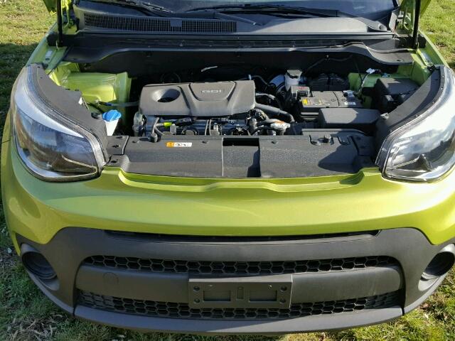 KNDJN2A29H7884170 - 2017 KIA SOUL GREEN photo 7